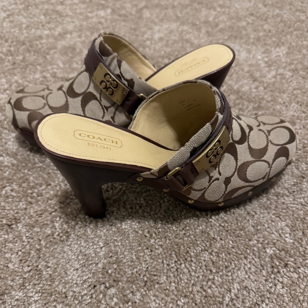 Coach Signature Tan & Brown Ivy Clog Heels. Size 9